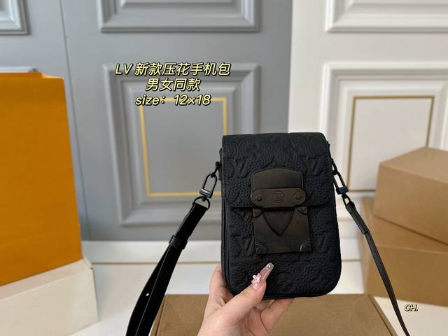 折叠盒飞机盒 Size：12×18 Lv路易威登新款压花手机包 翻盖设计超级方便拿取～ 金属扣和皮革拼接质感满 背带调节，很有质感，男女通吃