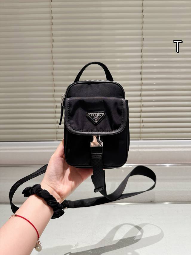Prada 普拉达新品 降落伞包 可手提斜挎 超百搭 尺寸12.17