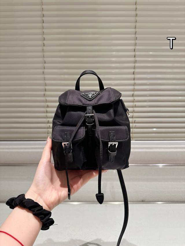 Prada 普拉达新品 降落伞包 可双肩斜挎 超百搭 尺寸15.17