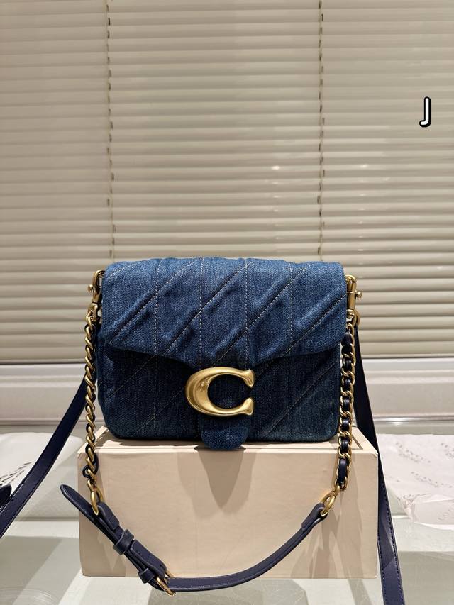 牛仔 全套包装 Coach的Square Tabby 蔻驰是一款备受瞩目的时 它在设计上展现出简约而不失优雅的风格。方正的轮廓线条流畅，彰显出规整与大气。包身材