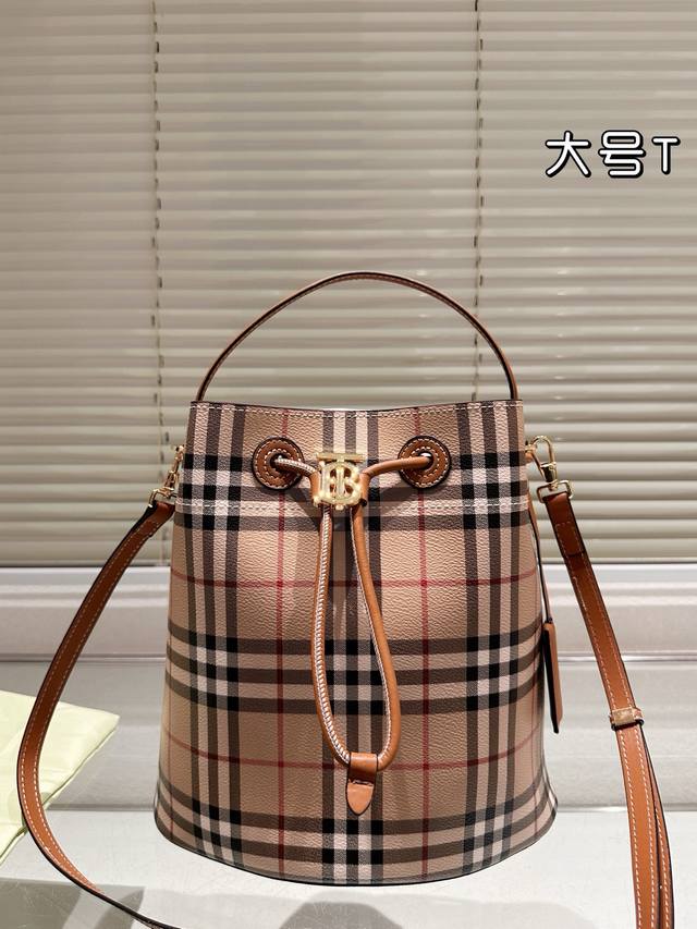 巴宝莉 Size：26.27 Burberry Tb水桶包 高品质哦！ 腋下