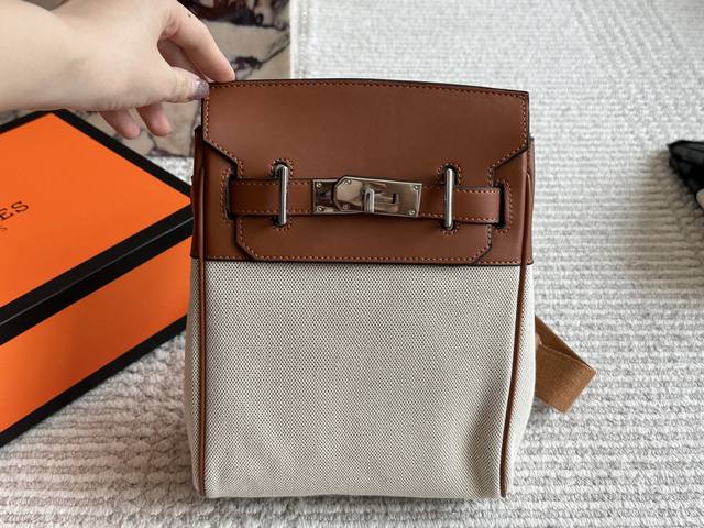 配盒 尺寸 25 20Cm 爱马仕 Hac A Dos 爱马仕很适合男生的包其实挺少的但是Hac真的很适合男生最实用的男包颜值也抗打 无论是斜挎还是当胸包都很舒
