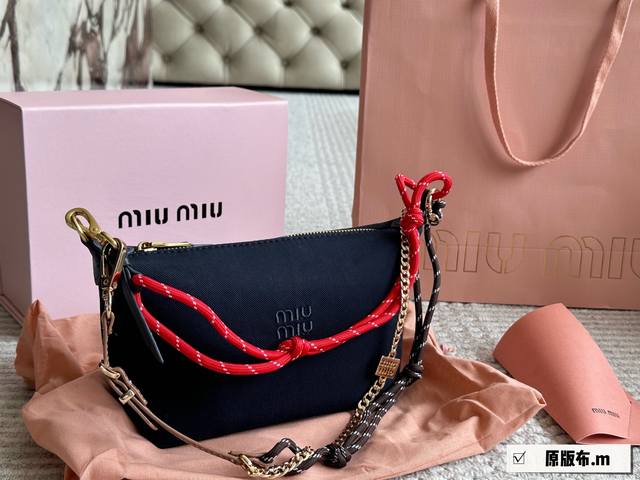 miumiu新款饭盒 Miumiu新款 Miumiu 新款冲浪绳帆布饭盒包 颜色搭配鲜艳明亮，简单出门随手拿一个包就可以装下日常用品 #Miumiu饭盒包#Mi