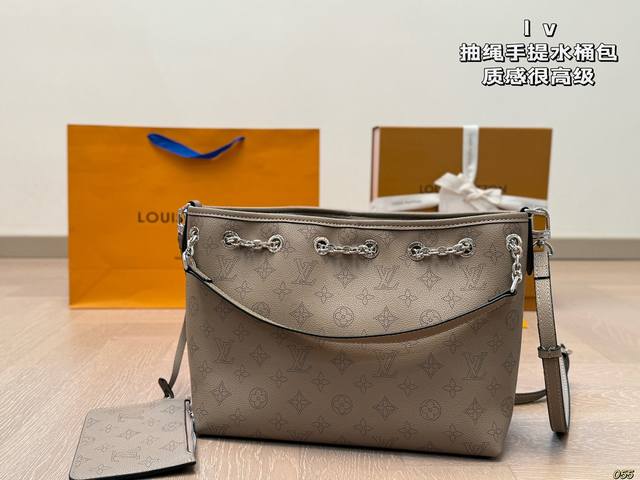 Lv抽绳手提水桶包 质感很高级 日常出街背它回头率百分百 就是这种随性慵懒感 尺寸28 21