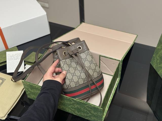 配折叠盒 Size：16*19Cm 古奇Ophidia水桶包 这款有多经典就不介绍啦 反正是百分百不会踩坑的 任何风格都可以驾驭 经典款是百分百值得入手