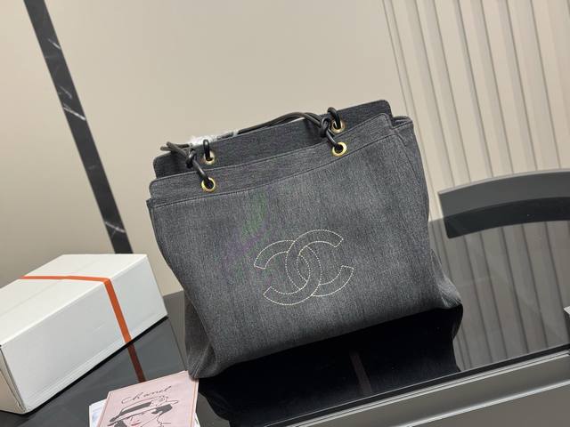 无盒 尺寸：41.33Cm 香奈儿 牛仔沙滩包 安排！安排！ 今年出的这个沙滩包可太好看了 水洗做旧款更加有高级感