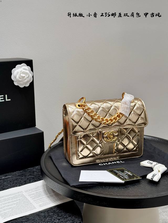 礼盒包装 Size：23*17Cm 被夸爆的Chanel 香奈儿邮差双肩 真的有被惊艳到！ 小香家 中古 双肩包！ 手提双肩！大爱哦！ 怎么背都好看！