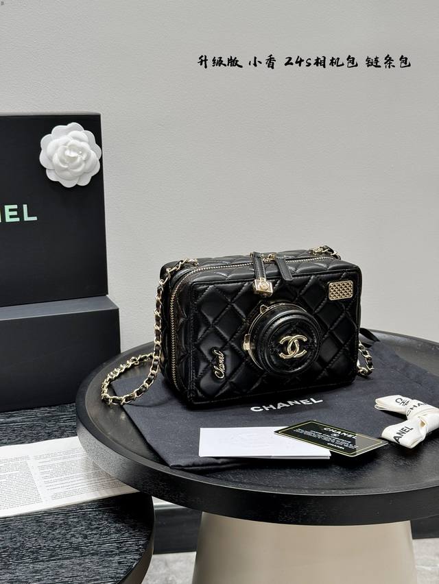 折叠礼盒 Chanel香奈儿 24S 相机包 单肩包斜挎包链条包 一眼沦陷的相机包 今年新款、真的很像相机，中间镜头还能打开变成 鏡子，没汁感十足、而且它不是那