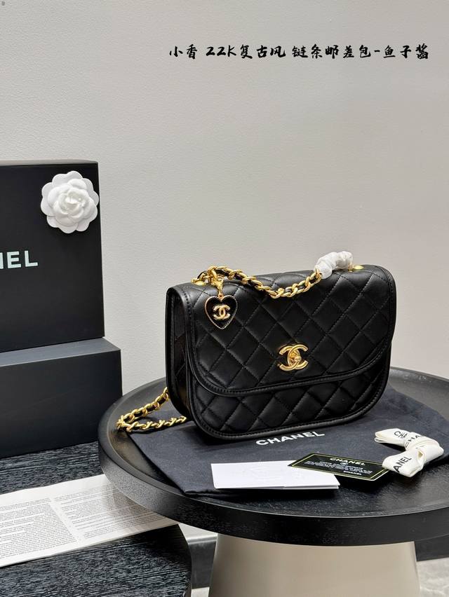 礼盒包装 Size：24 15Cm Chanel香奈儿 新款 链条口盖包 22K复古邮差包～ 方方正正有個小吊牌、小手柄、链条肩带！ 鱼子酱很舒服的一种！ 不管