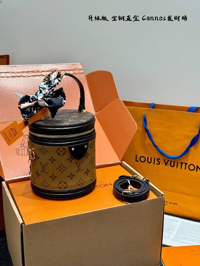 全套礼盒 升级版！带丝巾！ 全钢五金！变码芯片 Size：17.15Cm Lv Cannes 饭桶水桶包 发财桶！发财桶！ 越用越香！！！ 百搭实用 黑色真皮