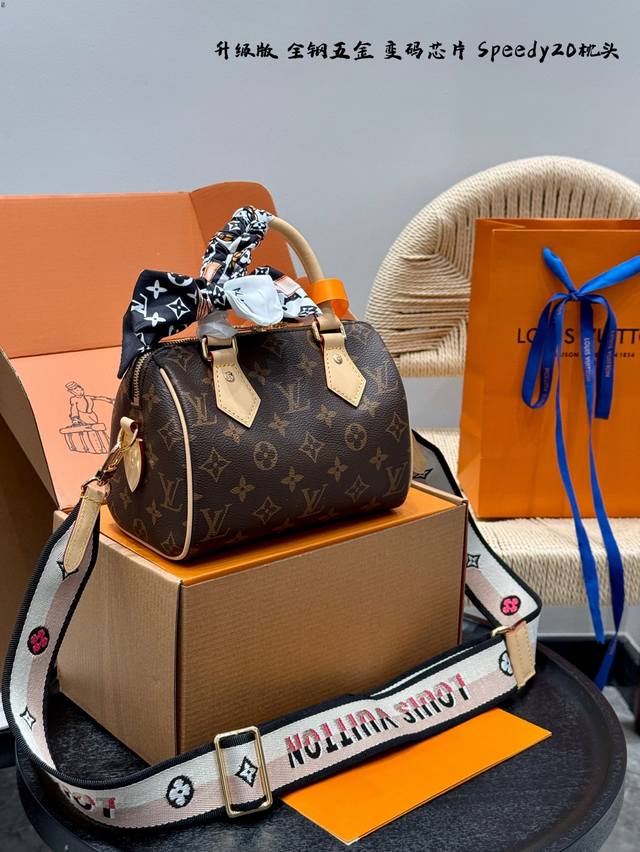 全套礼盒包装 带丝巾！带变码芯片！全钢五金！ Lv 老花Speedy20 枕头包 在满足日常需求上搭配了精致小巧可自行多种穿戴方式的配饰， 加上可拆卸重工刺绣宽