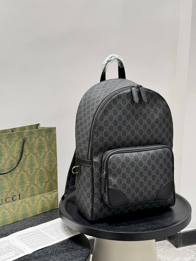 小长假必备双肩包！ Size：32*42Cm Gucci 老花款双肩包 一款背起来超舒服的它 可可爱爱！ 有质感！ 搜索 Gucci男士双肩