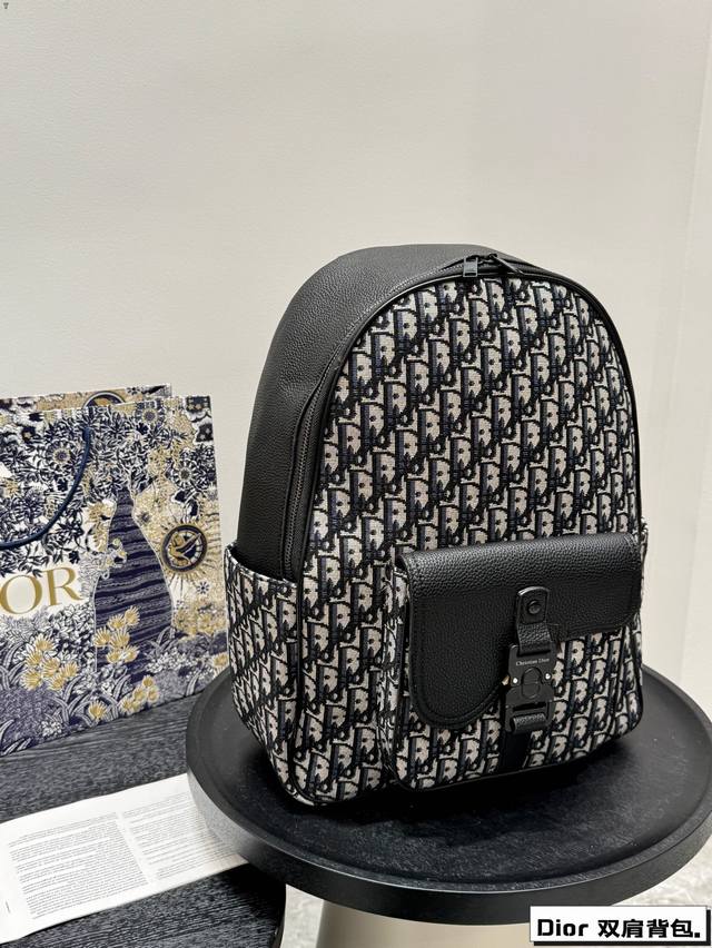 小长假必备双肩包！ Size：32*42Cm Dior迪奥 压花款双肩包 一款背起来超舒服的它 可可爱爱！ 黑色和海军蓝Oblique图案绣线 有质感！ 搜索