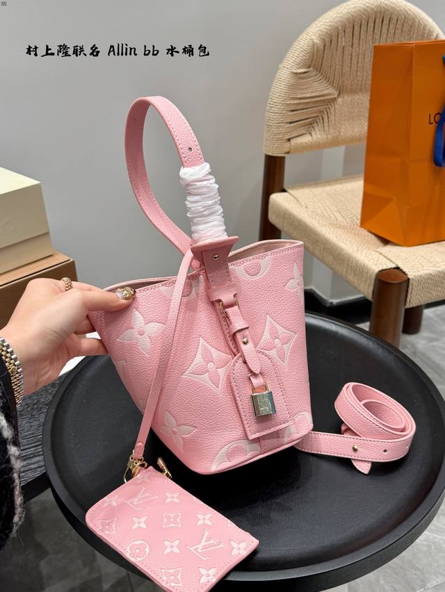 折叠礼盒 Size:17*18Cm Lv 村上隆联名款 最值得入的压花款Allinbb 水桶包 一包多背而且风格也很不一样 感觉秋冬比较适合斜挎 春夏可以单拎就 折叠礼盒 Size:17*18Cm Lv 村上隆联名款 最值得入的压花款Allinbb 水桶包 一包多背而且风格也很不一样 感觉秋冬比较适合斜挎 春夏可以单拎就