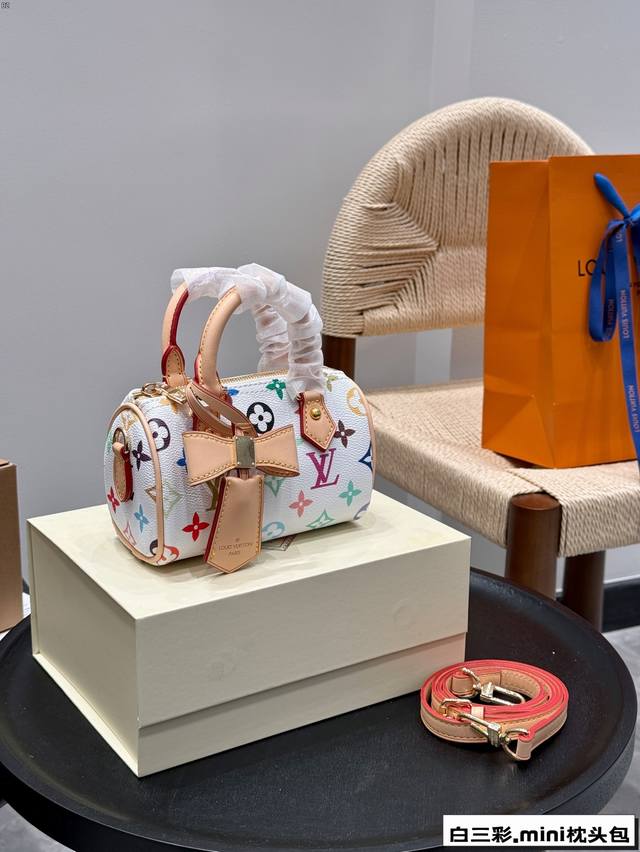 折叠礼盒 被疯抢的Lv村上隆联名 白三彩Speedy Nano,白彩迷你枕头包美到犯规~ 别看它小巧，手机、口红啥的都能装。肩带可调节，单肩斜挎都超有范儿。 这