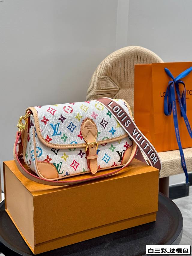 礼盒包装 Lv 村上隆联名白三彩Diane 法棍包 上身简单又舒服 源自中古包 Sologne 的改良版 整体保留了简洁的包身造型 一根肩带升级成了两根肩带 可