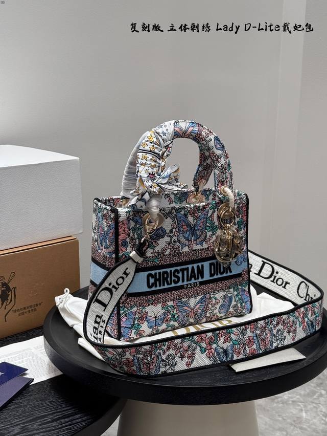 顶级原单 礼盒包装 Dior Lady D-Lite 3D提花刺绣戴妃包明星同款 复刻版立体刺绣戴妃 D家最具有代表性的包包,拥有众多的粉丝~D家 Lady D