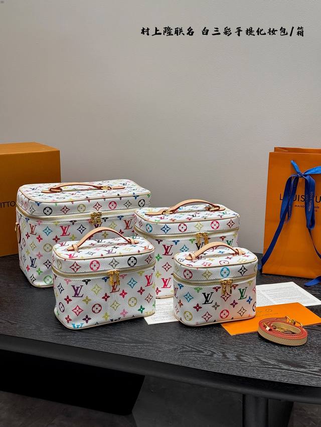 无盒子 Lv 村上隆联名白三彩化妆包 作为化妆箱它即可以手提，还可以单肩或是斜挎 看起来小巧可爱，但是容量还蛮大的，日常出行完全够用 背上身真的好好看！而且手柄