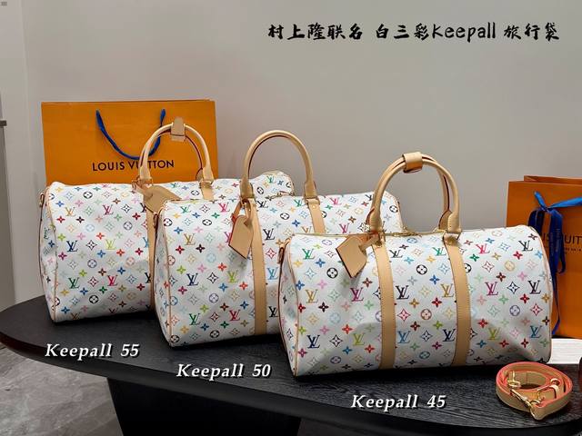 高版本旅行包 超酷中Lv村上隆联名白三彩 Keepall白彩旅行袋 Lvkeepall 出差旅行最常用的一只包 这是超酷的一只包 可以做健身包，也可做旅行袋 容