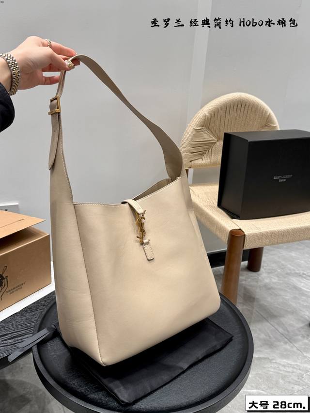 礼盒包装 Ysl圣罗兰Hobo水桶包腋下包 没有繁杂的设计 简简单单的将Ysllogo字眼变成包扣 皮质柔软一点都不土气 而且超级能装 包内做了分层设计，东西不