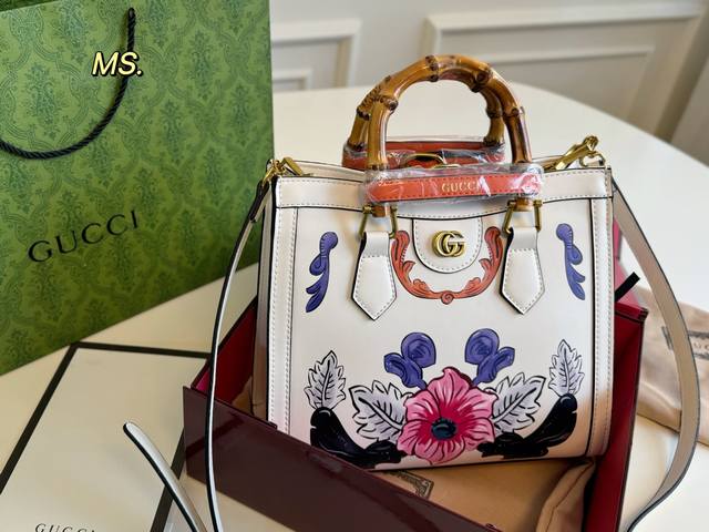 折叠盒 Size：27×23 Gucci古驰彩印Diana复古竹节托特包 竹节是半个世纪优雅的符号， 简单的竹节手柄经历了千锤百炼！ 简约的设计结构彩印配色 颜