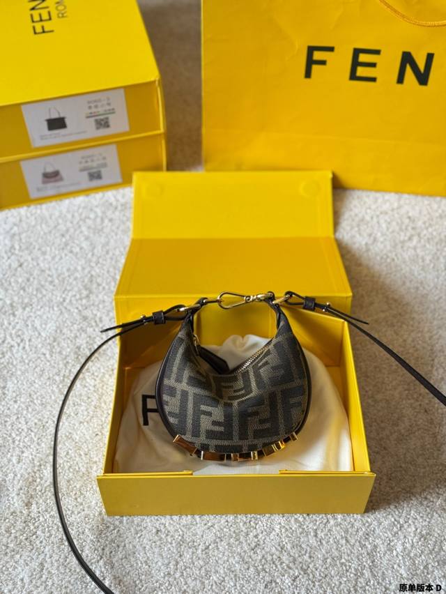 Fendi新款牛仔系月牙包 也太復古了⑨ 最近超火中號Fendi 月牙包新推出牛仔色啦∞ 超級讚、滿滿復古感.夏天必備單品 推薦給大家 尺寸18 12Cm