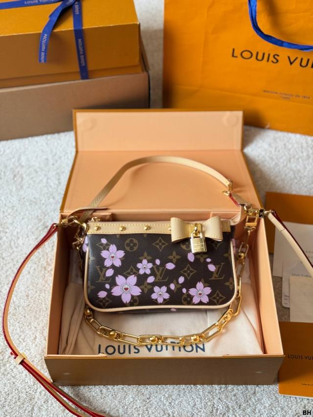樱花系列 Lv村上隆联名款麻将包 2025早春走秀款 枕头包 Lv 路易威登 新款经典枕头包单肩斜挎女包 尺寸20 13Cm 折叠盒包装