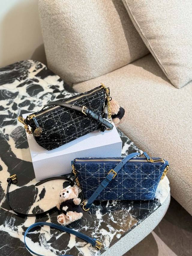 挂件20 Hobo Star链条手袋系列，升级版饭盒包，设计实用，加配可调节长肩带，大大提升了实用性，廓形柔软，自用超轻便，经典星星标识的圆形饰牌，又是一个亮点