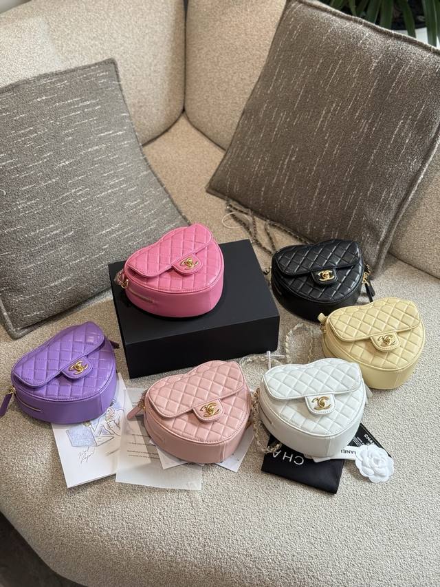 Chanel 2宇博Chiara 秀场同款爱心包Chanel22S秀场爆款黑金爱心包大号非常可爱经典能装东西的一只淡金扣最热门的颜色和大小. Chiarafer
