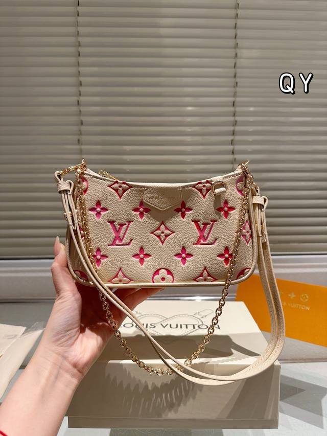 牛皮版本 Lv渐变麻将包 是甜甜的草莓冰淇淋色，实物真的太好看了，闭眼 冲！！ 粉粉嫩嫩，看着心情就好～ 尺寸 21.12Cm