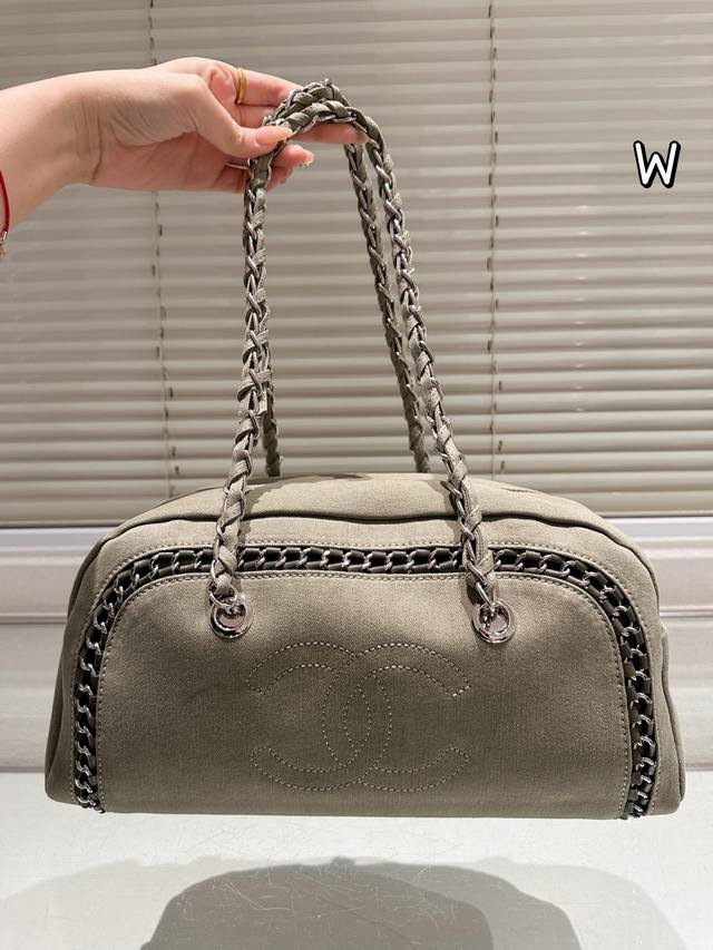 原版布 Chanel 保龄球单肩包 上身满满的惊喜 高级慵懒又随性 彻底心动的一只 Size： 25 20Cm