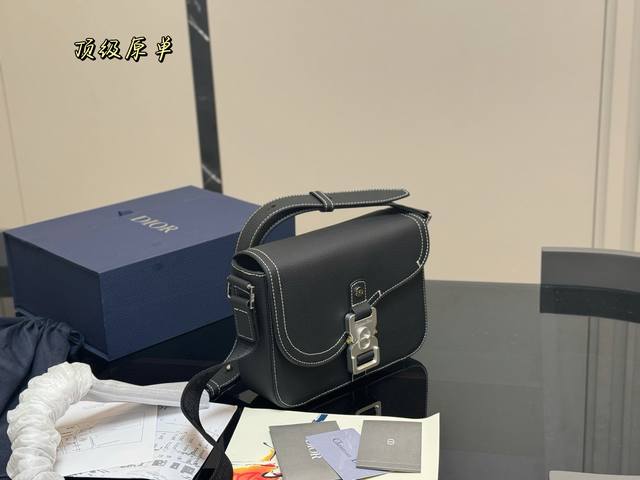配折叠盒 Size：23.18Cm 迪奥 Homme 老花邮差包 实在帅La ～ 简单有质感的设计 实用又很高级