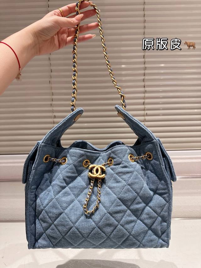 原版布 小香Chanel 丹宁牛仔刺绣购物袋出货，超级柔软，亲肤感特别好！内里采用同质量牛仔布料！超级好物，等你来背！尺寸 35 34Cm