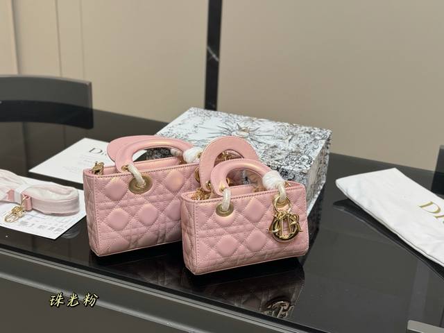 配盒 迪奥Lady横版戴妃包 2025Dior款新包型 两根包带 我喜欢短的那根～ 一只很“我”的包爱了 尺寸:22Cm 16Cm