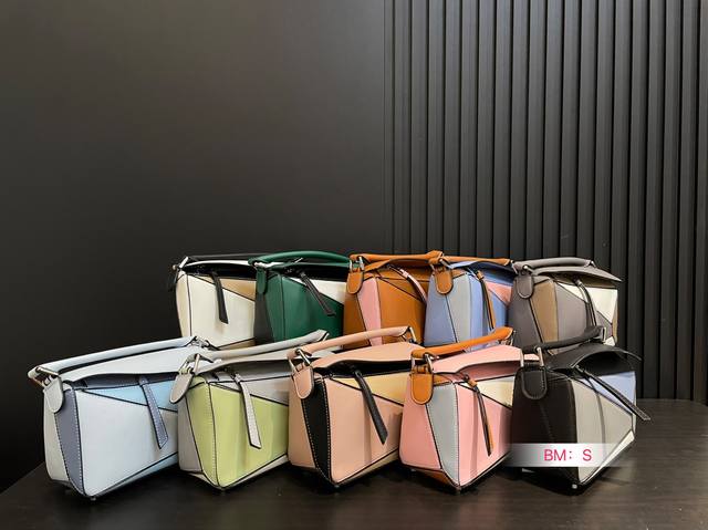 配盒 Loewe 几何包Puzzle 真心是不能错过的， 牛皮品质！ 完全Hold住！ 罗意威 一根完美的肩带 尺寸：24*15