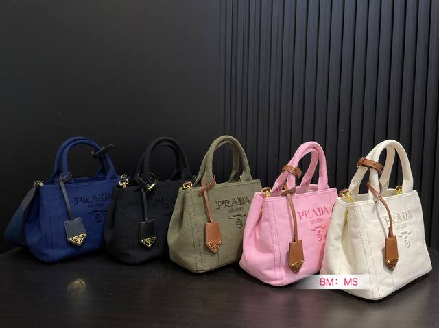 又是心动Prada托特的一天. 松弛慵懒的Tote包真的爱惨了 普拉达 Tote 购物袋 上身满满的高级感！ 日常通勤必备哦！尺寸：26*19