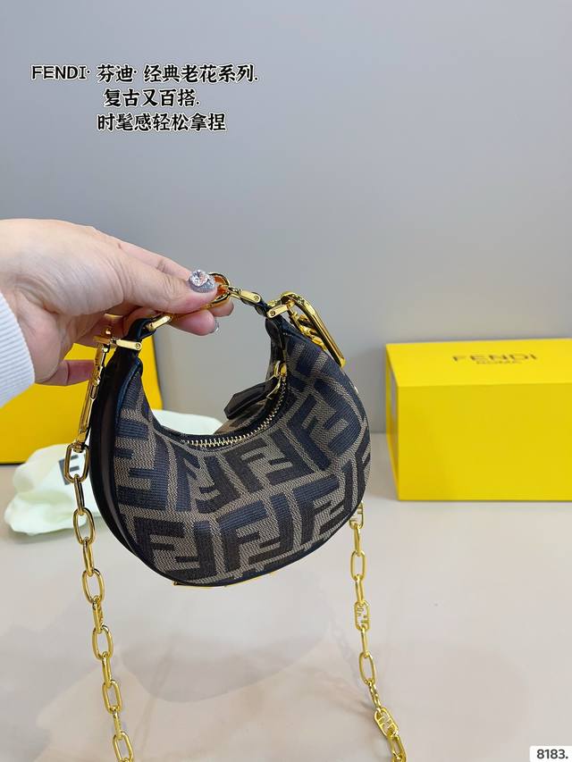 配礼盒 芬迪Fendi 月牙包 这只超美手腕包 只要你拎上就是仙女本仙好吗！ 口红、气垫粉底、1把车钥匙完全不在话下 除了日常必备小物件~ 还能将你的可爱与优雅