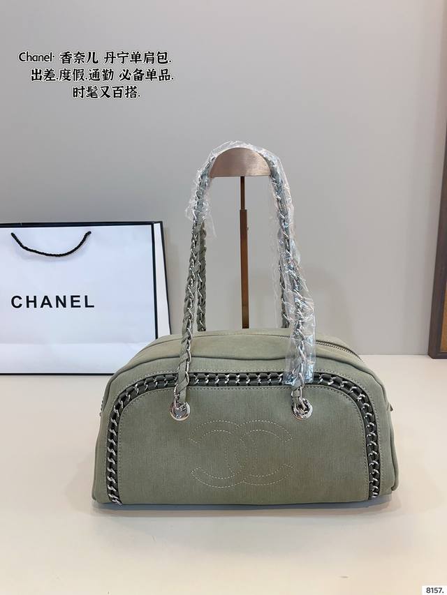 Chanel牛仔宝宝真的很香 在Chanel其他个别系列价格P趋于平稳后。牛仔依然坚挺甚至还有继续向上的大好势头 这只牛仔包包虽然很极品但是却很好搭。不会很扎眼
