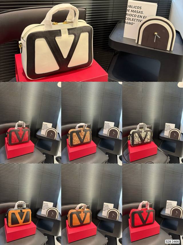 配折叠盒子 众星演绎华伦天奴Viva Superstar包袋 ，醒目V Logo拉满辨识度，包型轮廓方正有序，配色搭配滑动链条，更显复古质感。 #Valenti