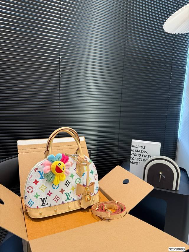 配飞机盒折叠盒子 Lv贝壳 Lv尤物人间白三彩真漂亮啊白三彩系列每一只都值得收藏,又可以搭配俏皮可爱下次想试试洒脱一点穿搭彩色老花 五彩缤纷的少女心满出来这只包 配飞机盒折叠盒子 Lv贝壳 Lv尤物人间白三彩真漂亮啊白三彩系列每一只都值得收藏,又可以搭配俏皮可爱下次想试试洒脱一点穿搭彩色老花 五彩缤纷的少女心满出来这只包