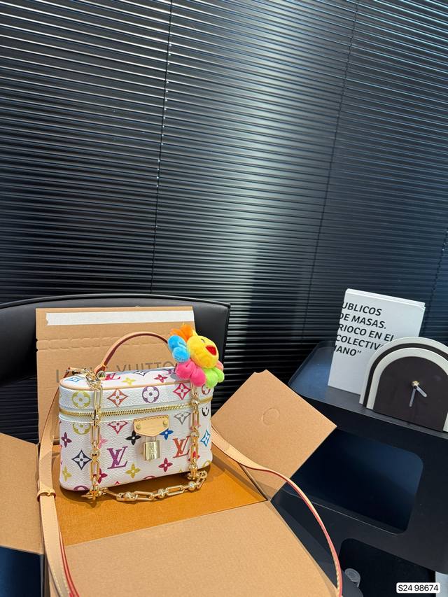 配飞机盒折叠盒子 Lv化妆包 Lv尤物人间白三彩真漂亮啊白三彩系列每一只都值得收藏，又可以搭配俏皮可爱下次想试试洒脱一点穿搭彩色老花 五彩缤纷的少女心满出来这只