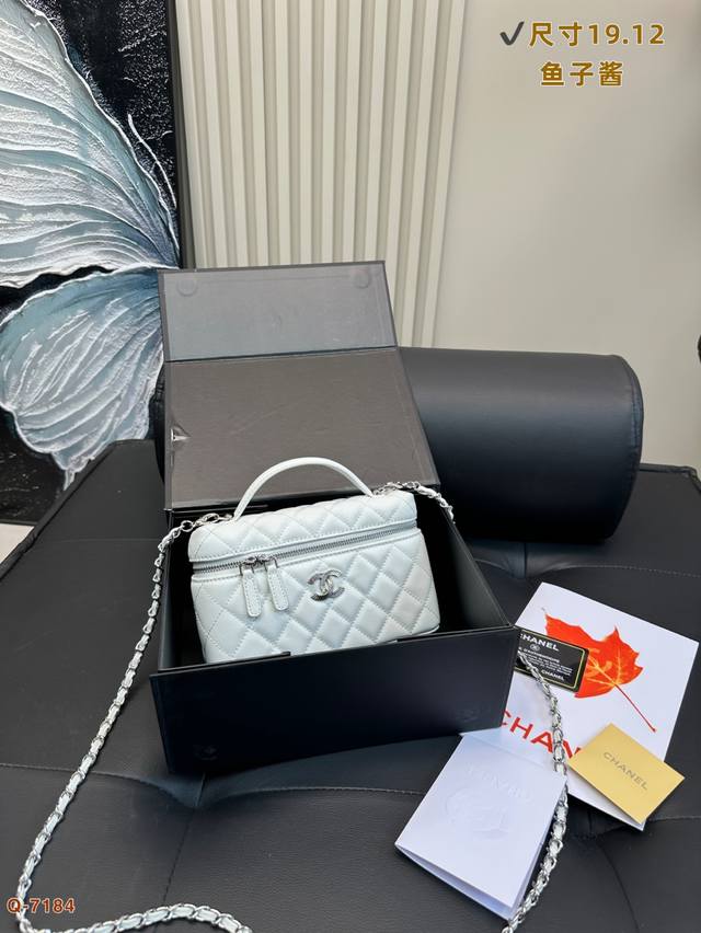 配折叠盒 香奈儿Chanel 25C 鱼子酱手柄盒子包拿在手上手感很轻巧 又轻盈又耐磨、谁不爱呢心 最棒的是链条可拆卸！可直接当手提包心～上身斜挎也完全不显臃肿