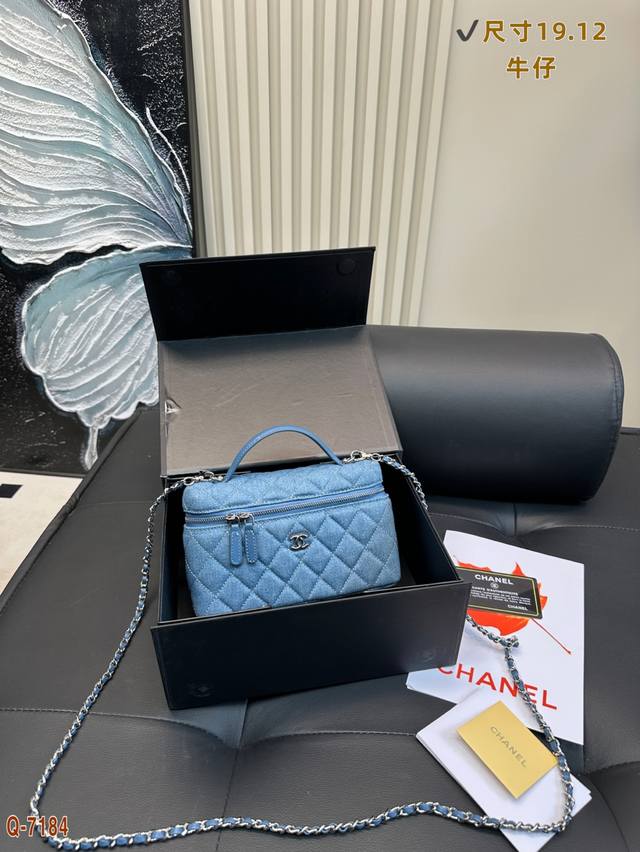 配折叠盒 香奈儿Chanel 25C 丹宁牛仔手柄盒子包拿在手上手感很轻巧 又轻盈又耐磨、谁不爱呢心 最棒的是链条可拆卸！可直接当手提包心～上身斜挎也完全不显臃