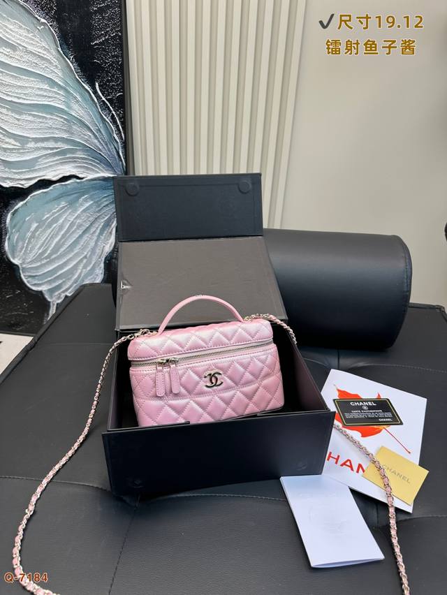 配折叠盒 香奈儿Chanel 25C 镭射鱼子酱牛皮手柄盒子包这款包包的颜值是受到一致认可的好看出道即绝版～ 目前柜柜已经停售、产量也是少得可怜 整包采用漆皮皮