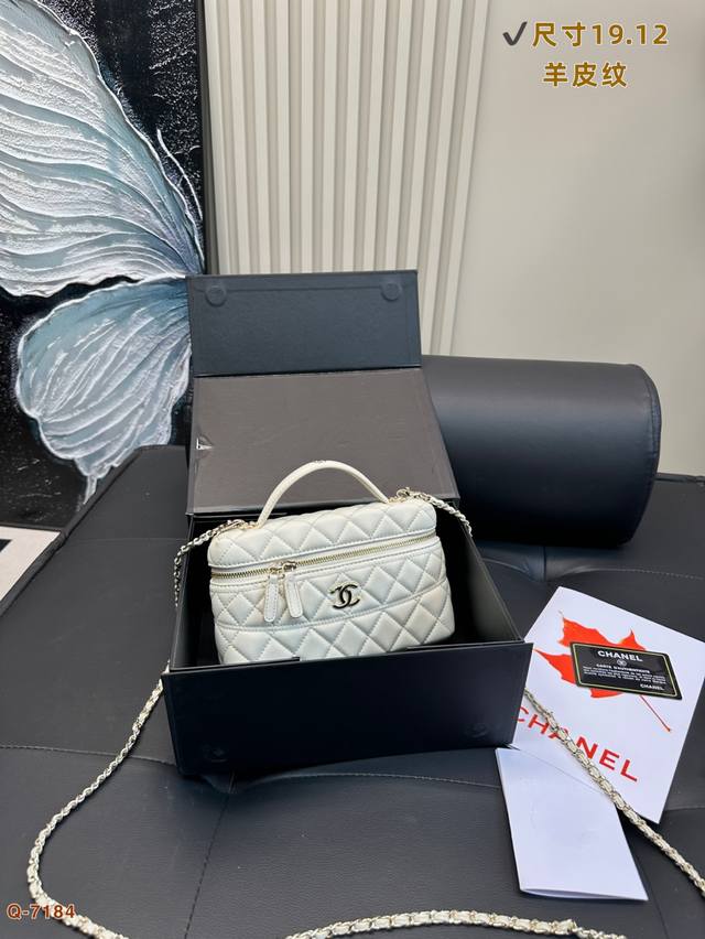 配折叠盒 香奈儿Chanel 25C 羊皮纹手柄盒子包这款包包的颜值是受到一致认可的好看出道即绝版～ 目前柜柜已经停售、产量也是少得可怜 整包采用漆皮皮料非常硬
