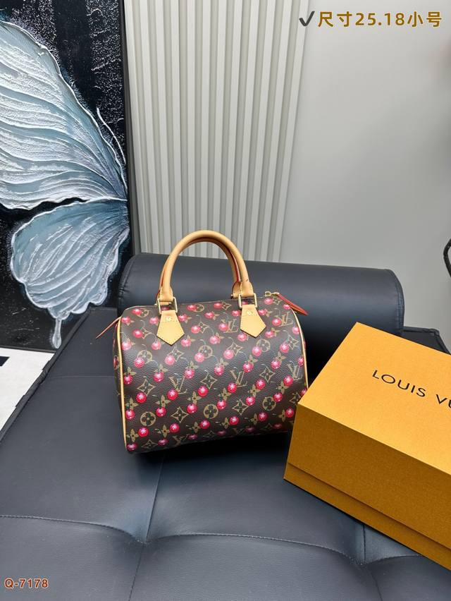 Lv Speedy村上隆樱桃波士顿枕头包经典重现，轻便又时尚~肩带可调节，可手提，可拆卸！ 浓浓复古风，时尚百搭，超级实用！ 尺寸 25.20 30.20