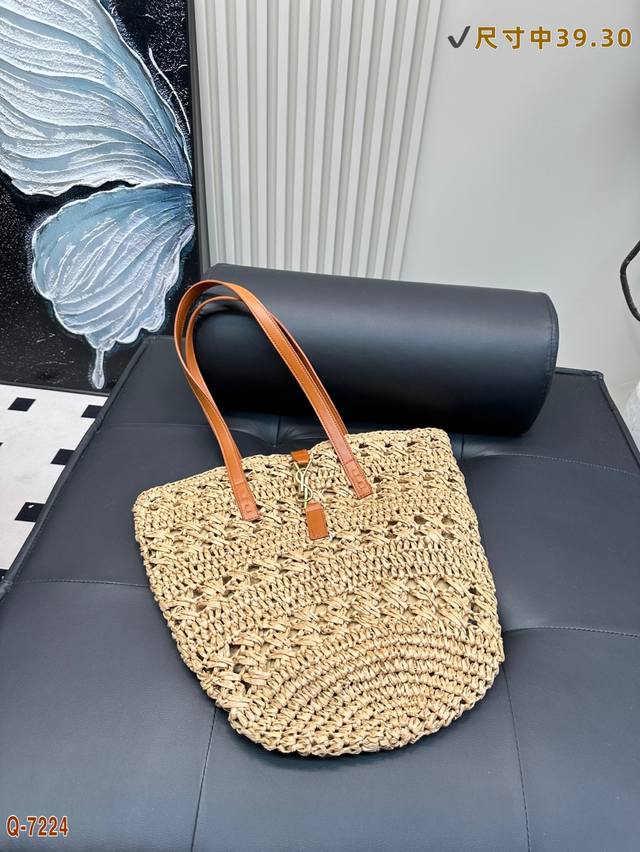 Ysl新款拉菲草编织肩背包 新推出的这款 Oxalis 肩背包亦是度假玩耍的不二选择，镂空风格营造出轻盈透肤的视觉效果，又带一点小性感气质，包包中央饰有一枚 金