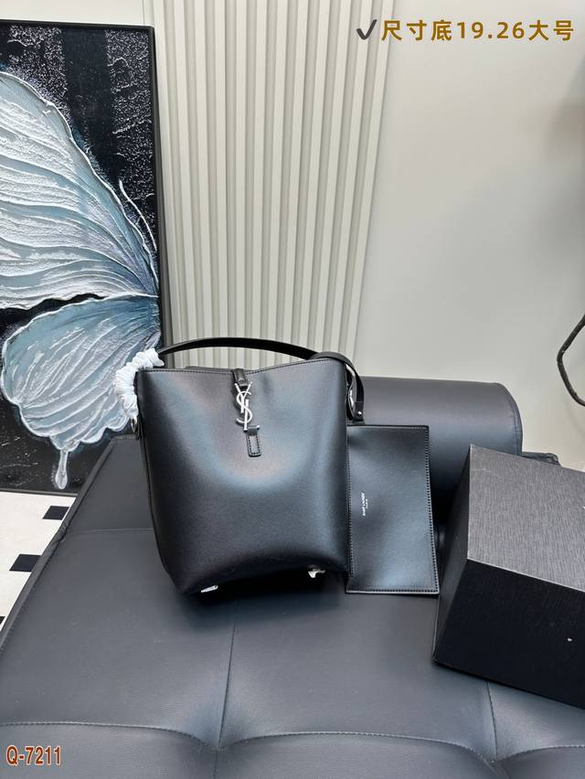 大号 配折叠盒 圣罗兰Ysl新款Hobo水桶包 今年火到爆炸腋下包水桶包 简约而别致 充满设计感 出街通勤都可 营造出慵懒随性氛围感 内里空间很大配手机包一个以