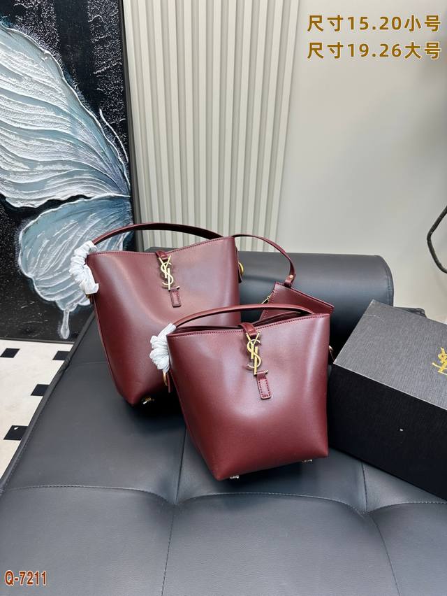 小号配折叠盒 大号 配折叠盒 圣罗兰Ysl新款Hobo水桶包 今年火到爆炸腋下包水桶包 简约而别致 充满设计感 出街通勤都可 营造出慵懒随性氛围感 内里空间很大