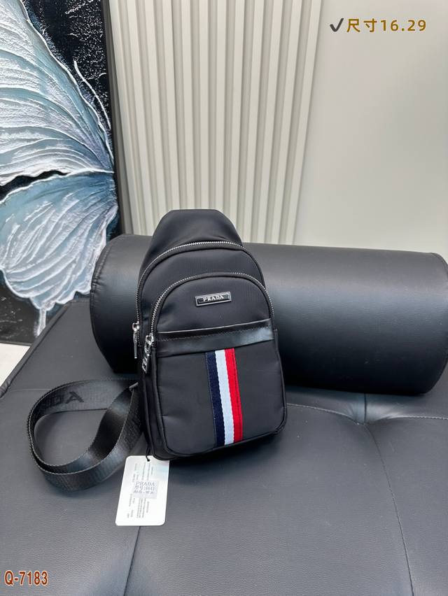 普拉达胸包斜挎单肩包 采用精湛镶嵌细工 实物原厂原版面料 尺寸：16.29Cm